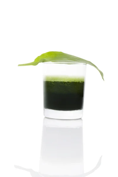 Succo verde in vetro isolato . — Foto Stock