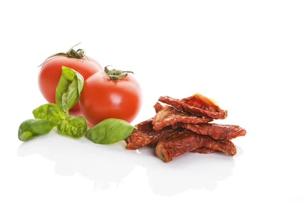 Frische und trockene Tomaten. — Stockfoto