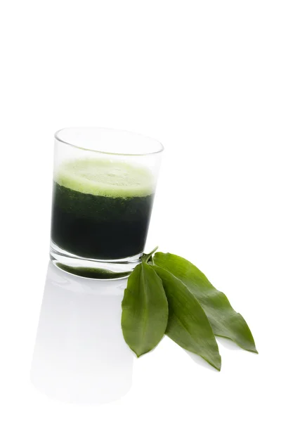 Succo verde in vetro isolato . — Foto Stock