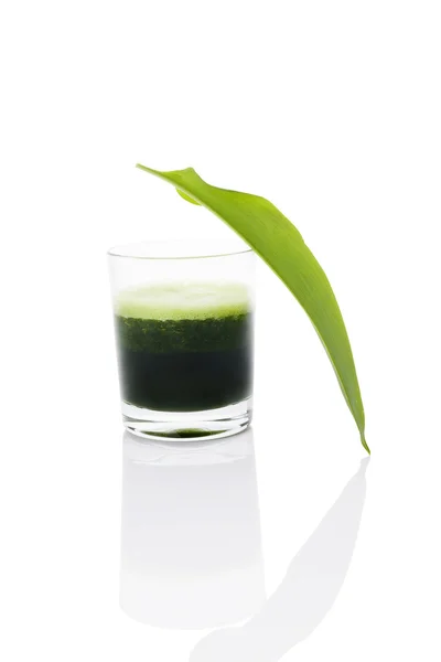 Зеленый сок в стекле изолирован . — стоковое фото