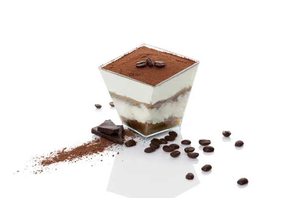 Десерт из тирамису с кофейными зёрнами — стоковое фото