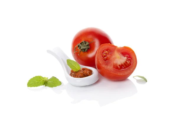 Tomates frescos y maduros y pesto rojo . — Foto de Stock