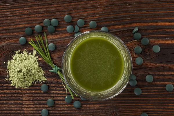 Espirulina, clorella, cebada y hierba de trigo . — Foto de Stock