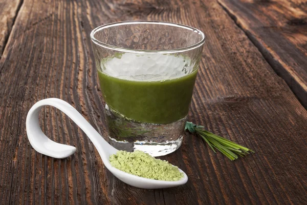 Spirulina, Chlorella, Gerste und Weizengras. — Stockfoto