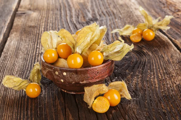 Physalis, groundcherries i skål. — Stockfoto