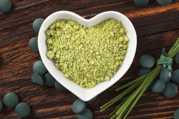 Spirulina, Chlorella, Gerste und Weizengras. — Stockfoto