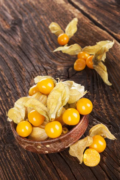 Physalis, groundcherries i skål. — Stockfoto