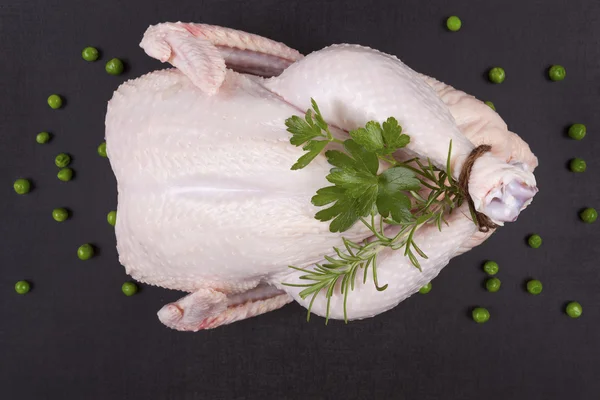 Pollo entero crudo . — Foto de Stock