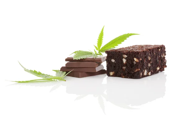 Chocolate con cannabis y brownie . —  Fotos de Stock