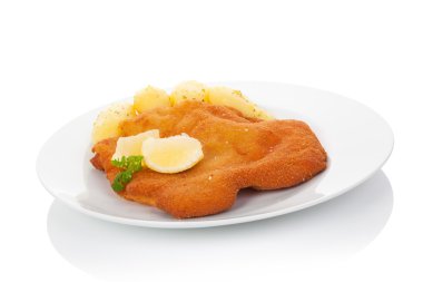 Wiener schnitzel izole plaka üzerinde.