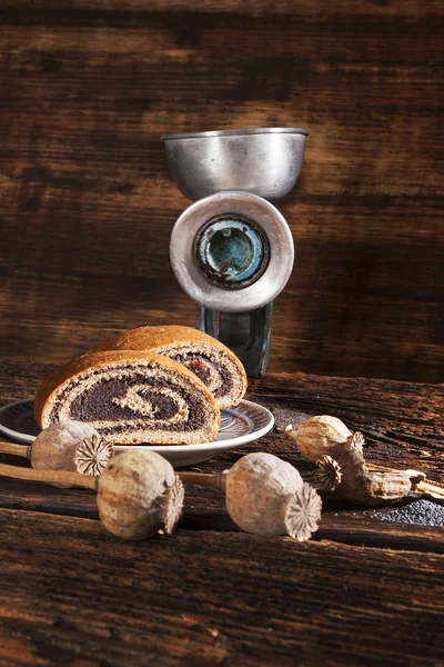 Mohnkuchen mit Retro-Handmühle. — Stockfoto