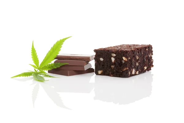 Chocolate con cannabis y brownie . —  Fotos de Stock