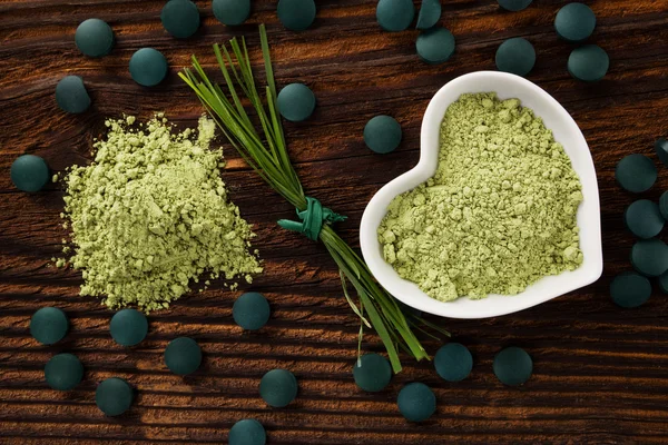 Spirulina, chlorella, jęczmień i wheatgrass. — Zdjęcie stockowe