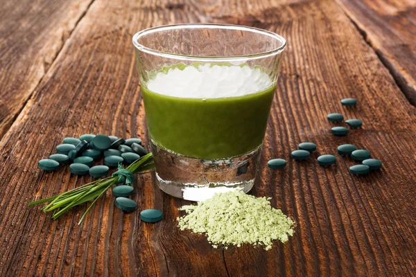 Spirulina, chlorella, jęczmień i wheatgrass. — Zdjęcie stockowe