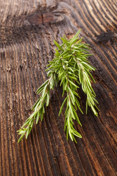 Rozemarijn op houten tafel. — Stockfoto