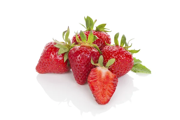 Fresas aisladas sobre blanco . — Foto de Stock