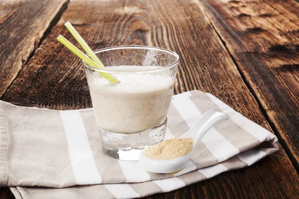 Maca pulver och milkshake. — Stockfoto