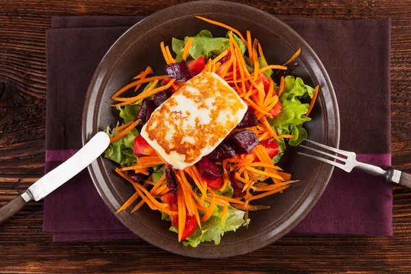 Grilled halloumi with salad. — Stock Photo, Image