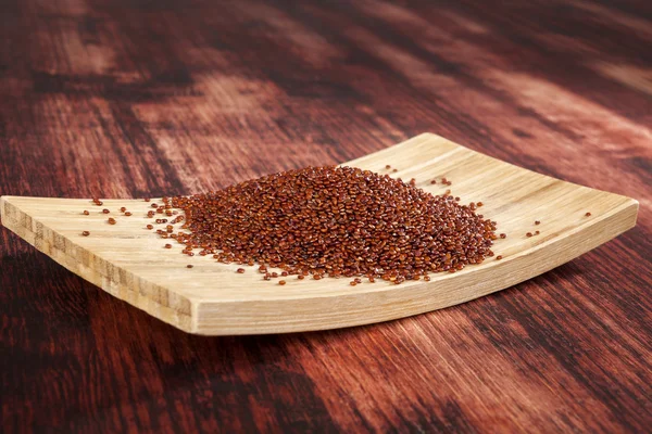 Quinoa auf Holzgrund. — Stockfoto