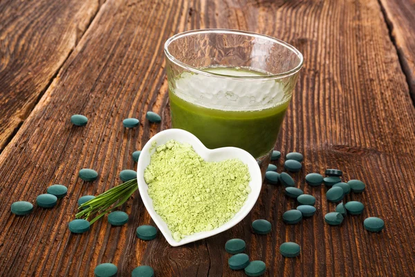 Spirulina, chlorella, gerst en tarwegras. — Stockfoto