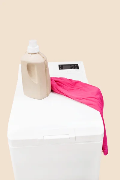 Wäscherei Hintergrund. Waschmaschine mit Wäsche. — Stockfoto