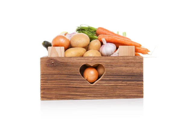 Légumes dans une caisse en bois . — Photo