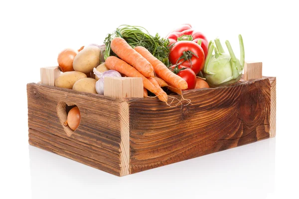 Legumes em caixa de madeira . — Fotografia de Stock