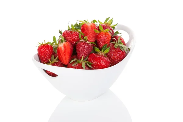 Fresas en tazón aislado sobre blanco . — Foto de Stock