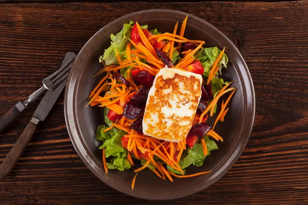 Queijo Halloumi com salada . — Fotografia de Stock