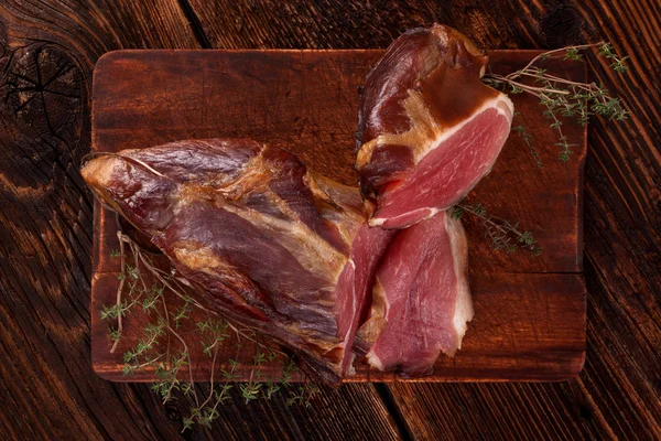 Traditionelles Räucherfleisch. — Stockfoto