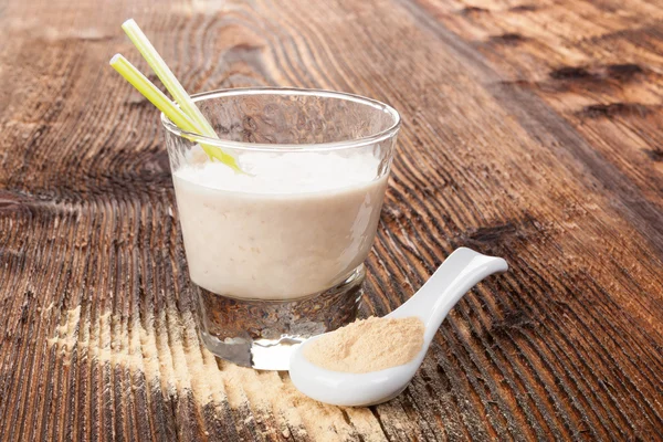 Maca en polvo y batido de maca . — Foto de Stock