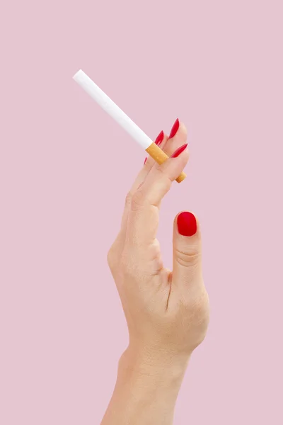 Mano femenina sosteniendo el cigarrillo . — Foto de Stock