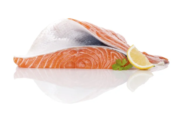 Bistecca di salmone fresco isolato . — Foto Stock