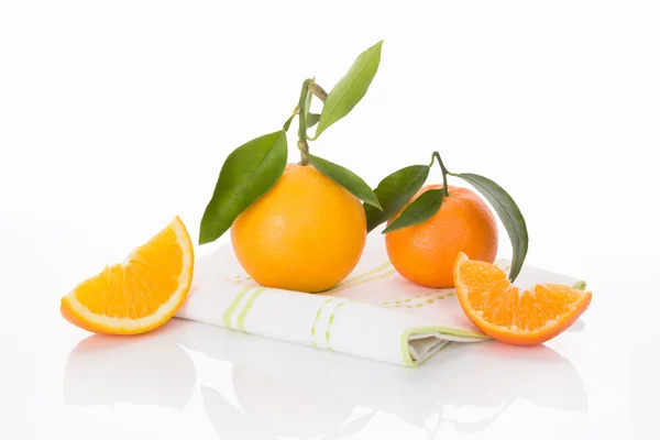 Deliciosas naranjas aisladas en blanco . — Foto de Stock