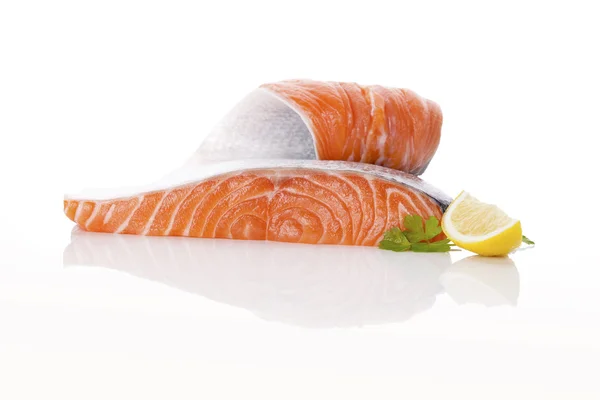 Bistecca di salmone fresco isolato . — Foto Stock