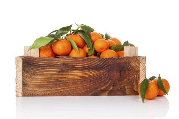 Fresh ripe mandarines in wooden crate. — Stock Photo, Image