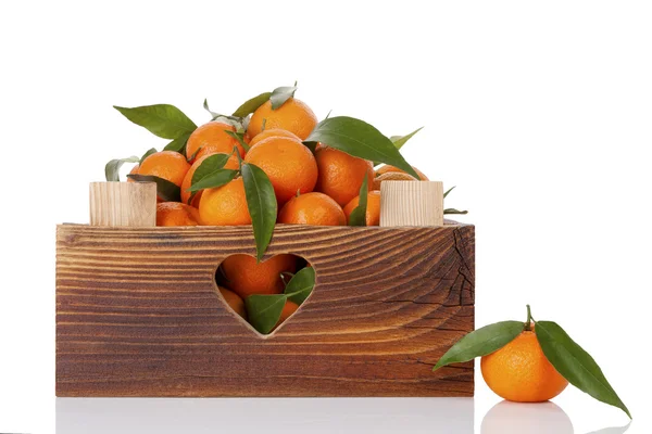 Fresh ripe mandarines in wooden crate. — Stock Photo, Image