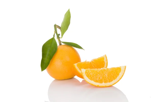Вкусные апельсины изолированы на белом . — стоковое фото