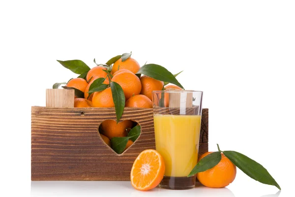 Färsk mogen mandariner i trälåda. — Stockfoto