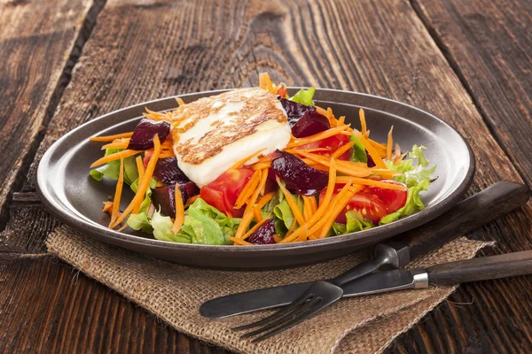 Heerlijke salade met gegrilde kaas. — Stockfoto