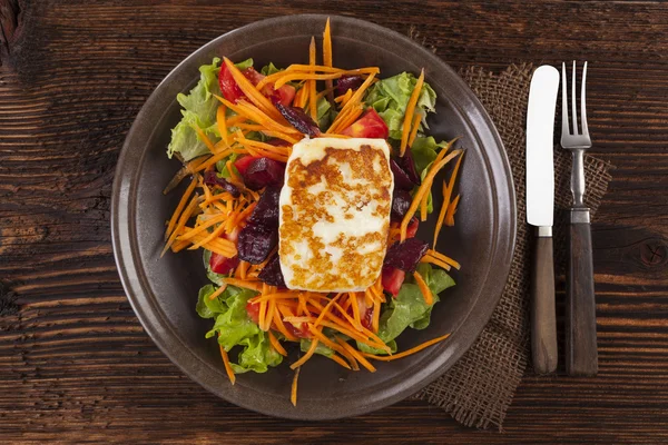 Heerlijke salade met gegrilde kaas. — Stockfoto