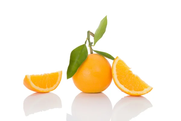 Delicious pomeranče izolovaných na bílém. — Stock fotografie