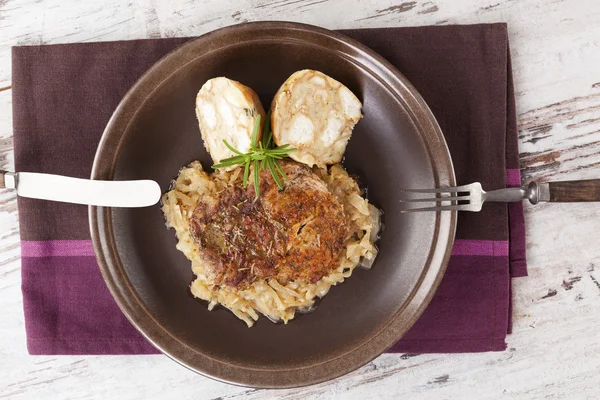 Gebakken pork chop met knoedels en zuurkool — Stockfoto