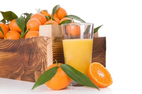 Fresh ripe mandarines in wooden crate. — Stock Photo, Image