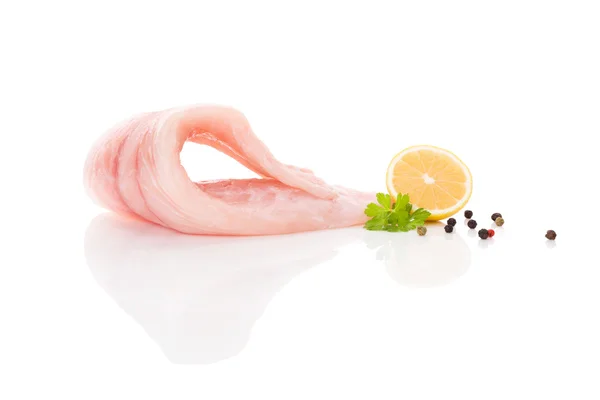 Filetto di pesce crudo fresco isolato . — Foto Stock