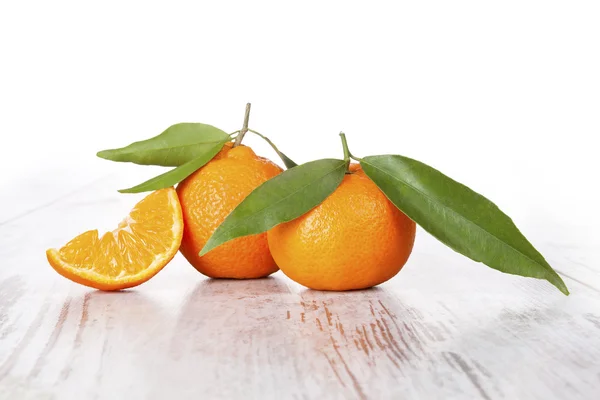 Mandarinky na bílý dřevěný stůl. Styl Provence. — Stock fotografie
