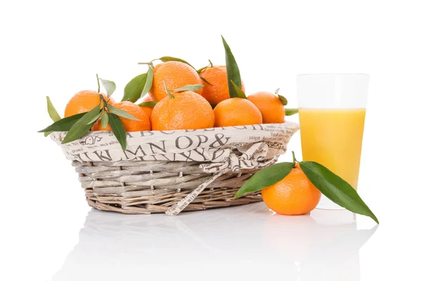 Mandarines in white wooden basket. — Stock Photo, Image