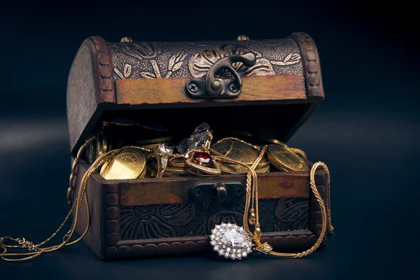 Altın paralarla dolu bir sandık.