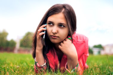 Telefonda konuşan güzel kız.