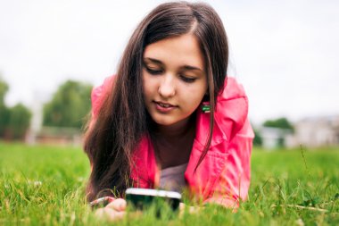 Güzel kız smartphone SMS yazma